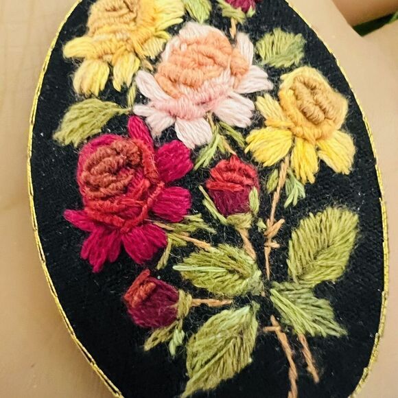 Vintage Handmade in Russia Needlepoint Crochet Embroidery Stitch Brooch Roses - Picture 3 of 14